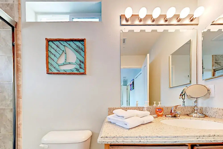 Charming 2br 300 Yards To Beach! 2 Bedroom Home