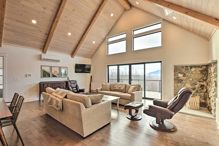 Secluded Kingfield Abode w / Idyllic Mtn Views
