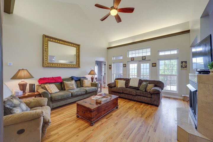 Classy Home w / Hot Tub + Mt. Jefferson Views!