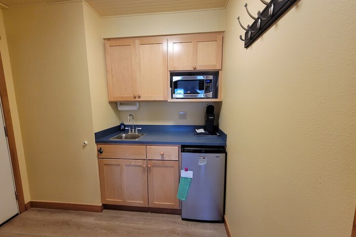Sea Breeze Court