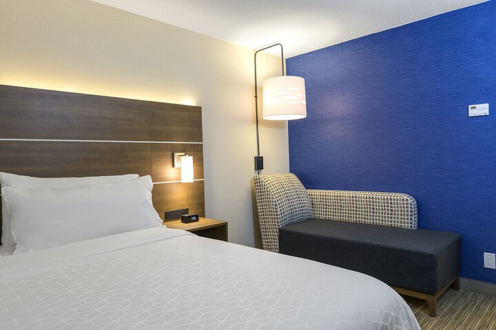 Holiday Inn Express & Suites North Bay by IHG