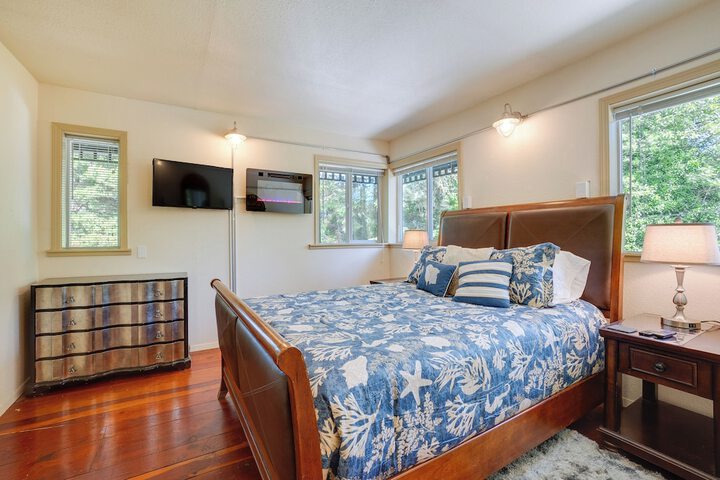 Waterfront Coos Bay Retreat w / Kayaks!