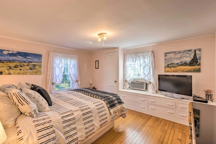 Near Wineries: Historic North Fork Farmhouse!