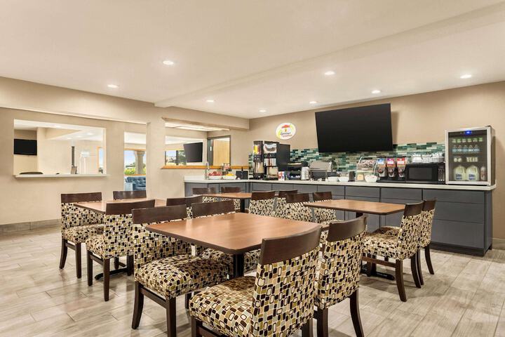Super 8 by Wyndham Ankeny / Des Moines Area