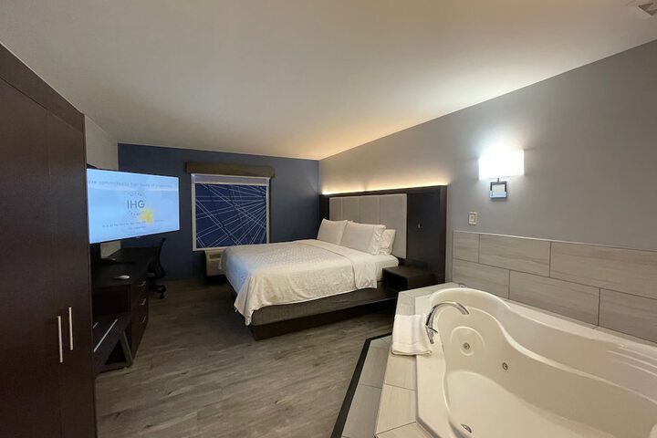 Room 28 of 39