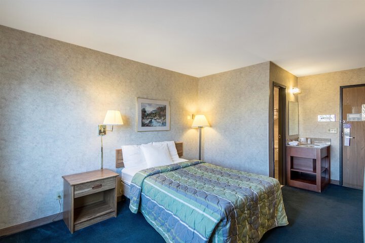 Room 17 of 40