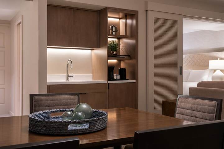 Lounge 205 of 224