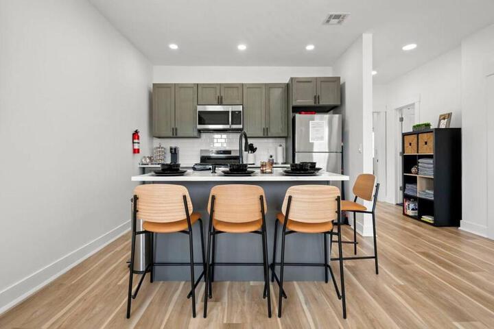 NYC Access 4BR Duplex Sleeps 10 Free Parking