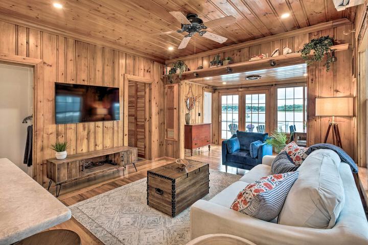 Charming Bristol Cottage w / Private Beach!