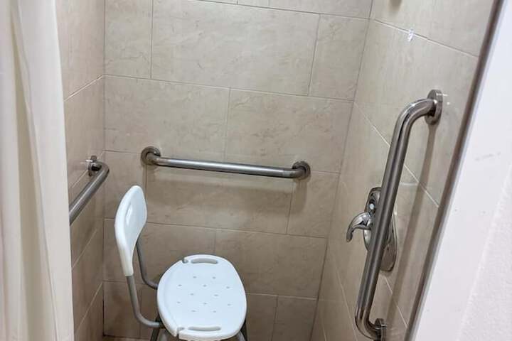 Room 27 of 122