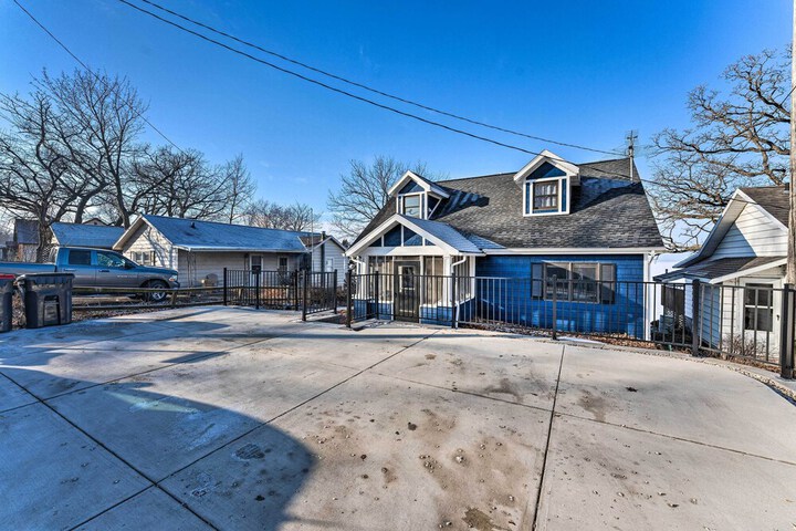 Lakefront Home w / Gorgeous Sunsets Kayaks, & Pier