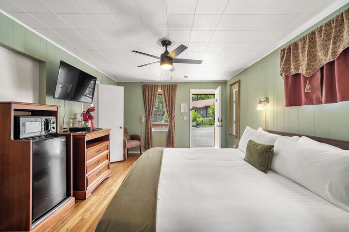 CedarWood Inn