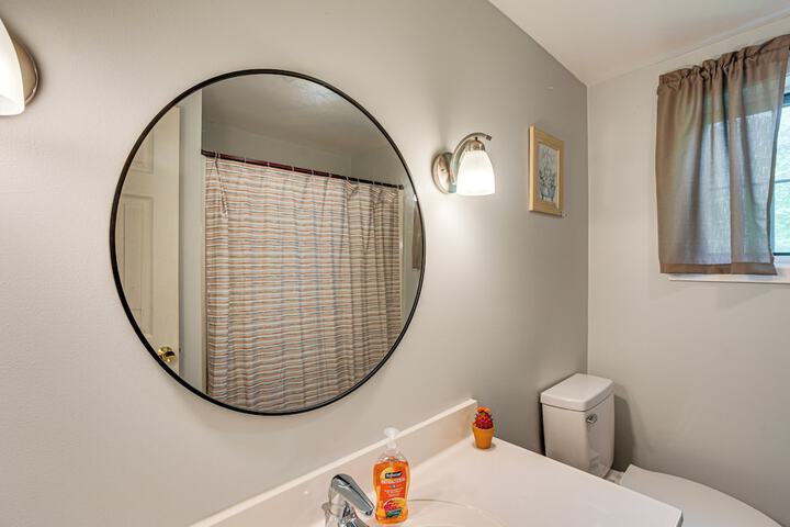 Honey Bee Farm On-site: Susquehanna Valley Apt!