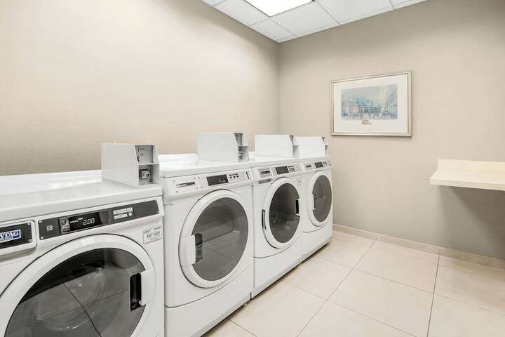 Holiday Inn Express & Suites Wilmington-Newark by IHG
