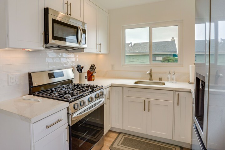 Ocean-view Oasis: Steps to Dana Point Beaches!