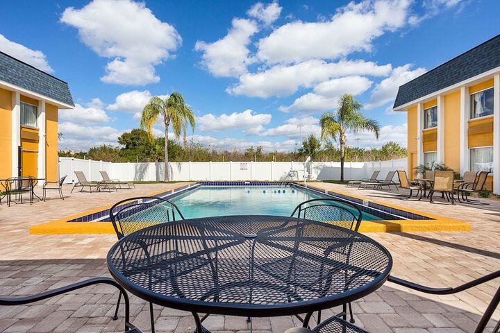 Pool 10 of 42