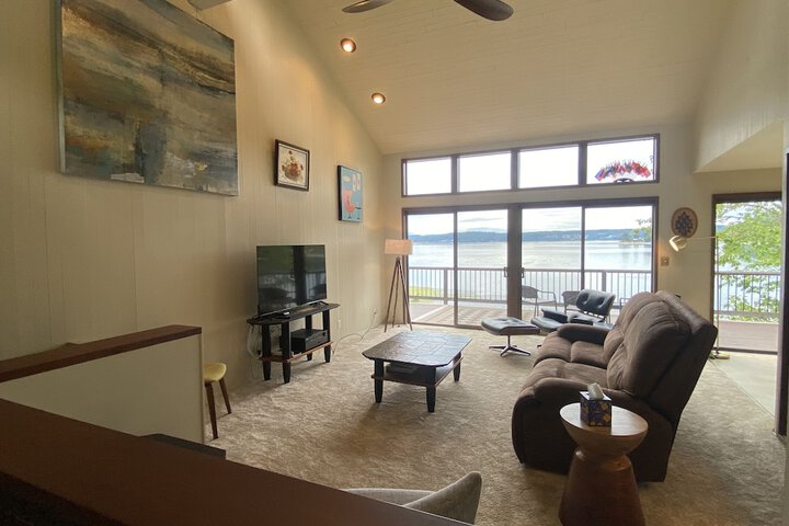 PNW MCM 155ft Private Waterfront Gem on Raft Island w / Hot Tub 3 Bedroom Home by RedAwning