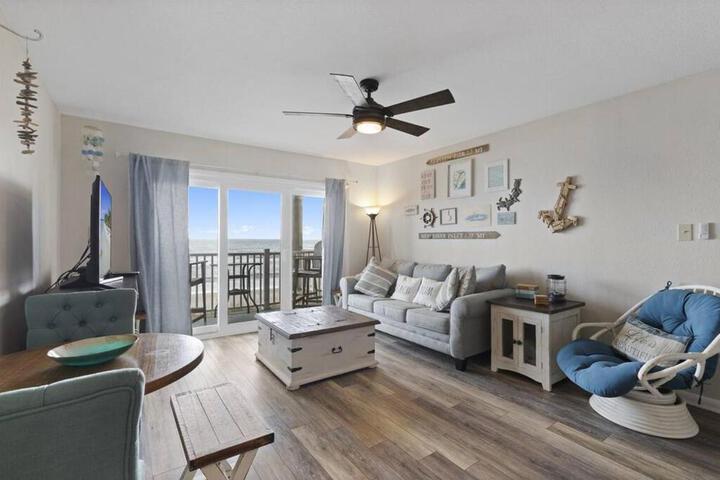 Gorgeous views Oceanfront, Pool,The Driftwood!