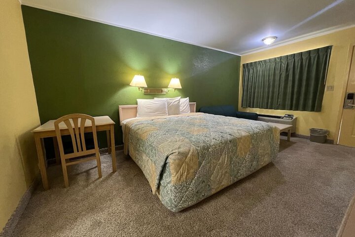 Room 6 of 16