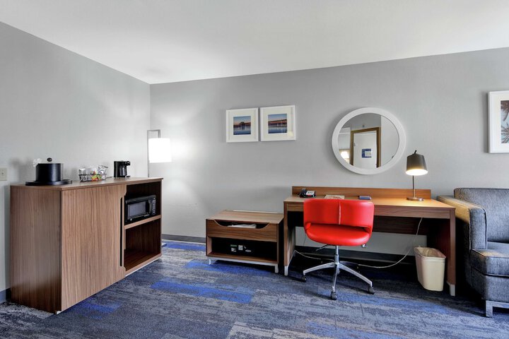 Lounge 36 of 41
