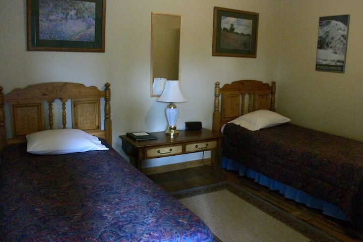 Whittakers Motel & Historic Bunkhouse
