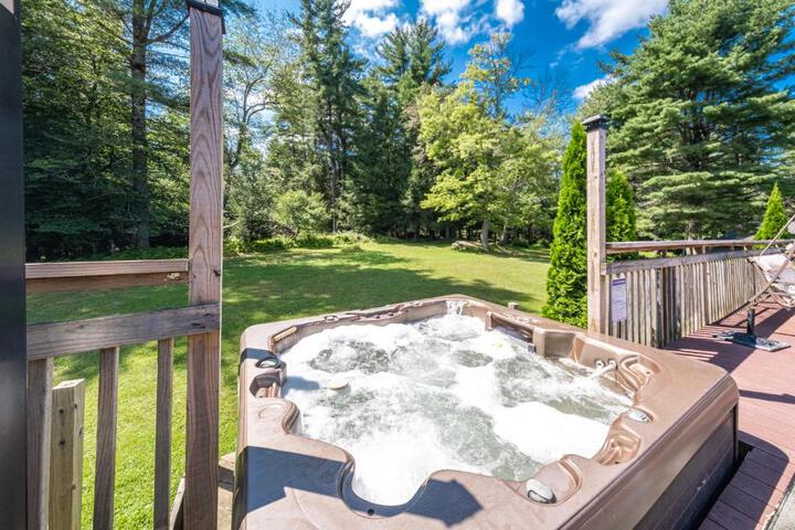 Southwoods Mountain Estate -private mansion pool, hottub+ 15 acres