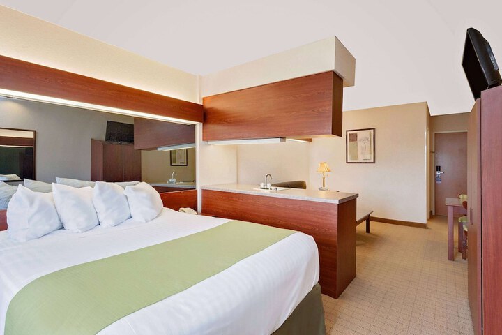Room 9 of 16