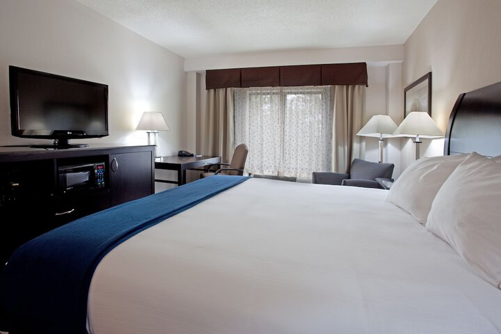 Holiday Inn Express & Suites Hope Mills-Fayetteville Arpt by IHG