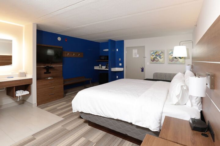 Room 11 of 30