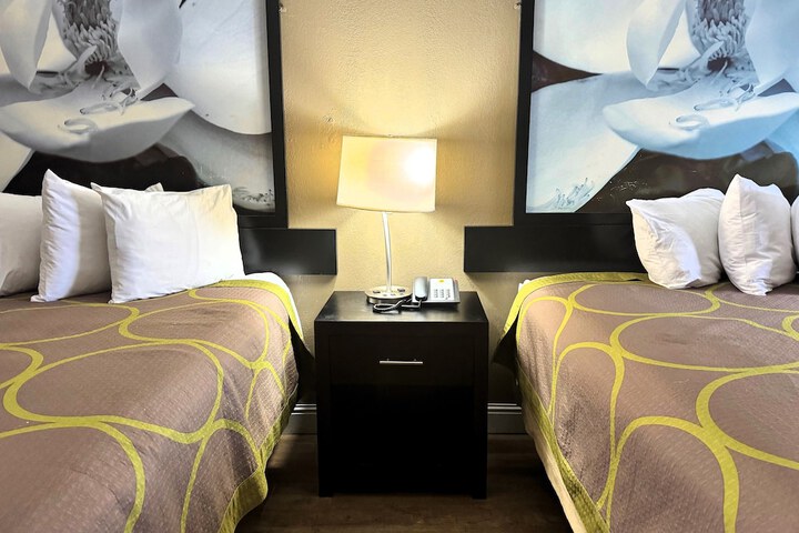 Super 8 by Wyndham Tupelo Airport
