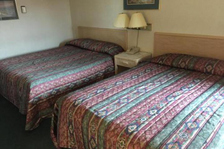 Leroys Motor Inn