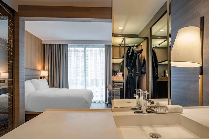 Room 13 of 40