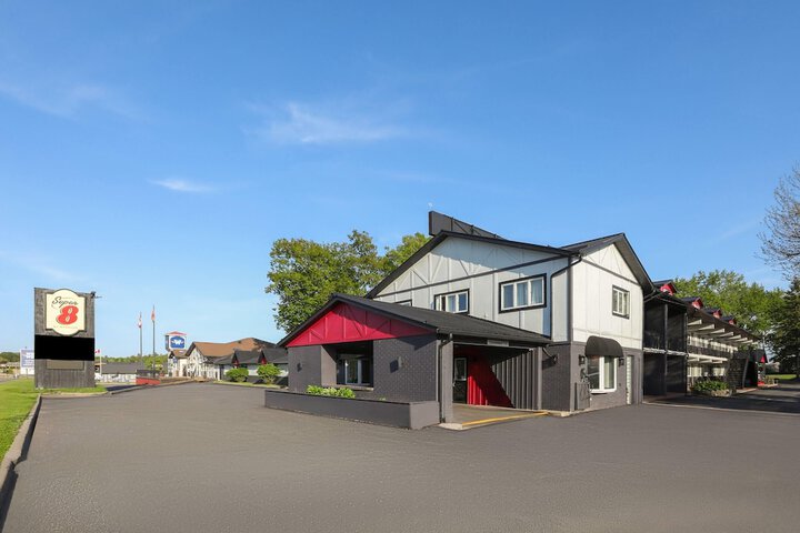 Super 8 by Wyndham Gananoque / Country Squire Resort
