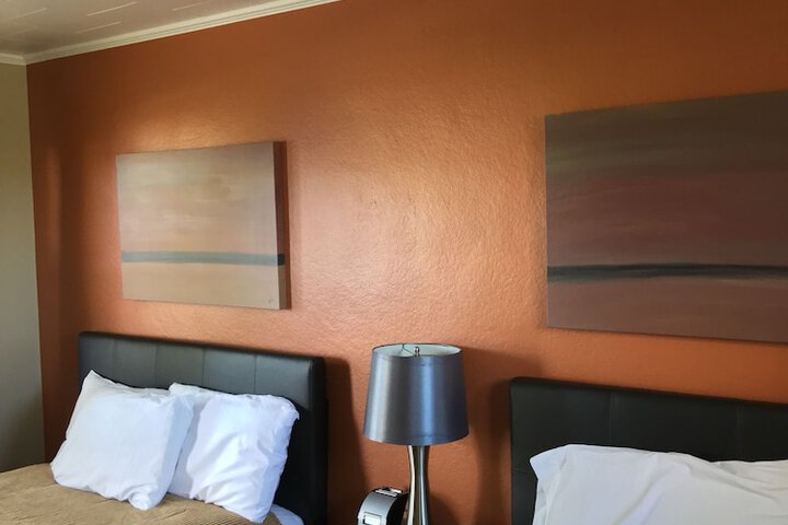 Room 10 of 33