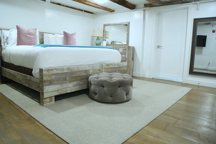 Room 9 of 18