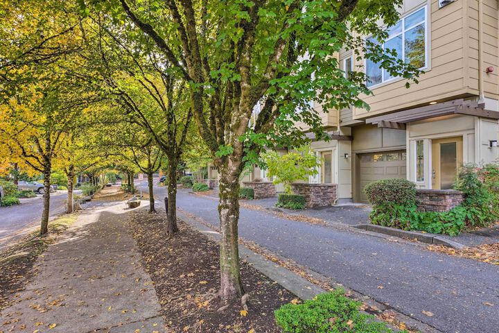 Walk to Local Shops & Eats! Quaint Issaquah Home