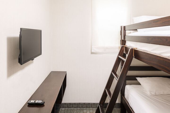 Room 33 of 48