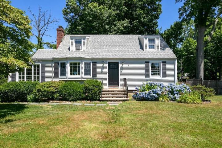 Family Cottage with 4 King Beds