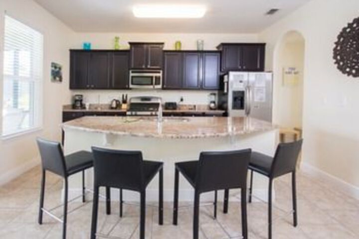 Oakview 4213 6 Br Villa by RedAwning