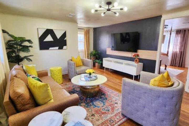 Chic Spacious Apt Near Attractions / Food/EWR/NYC