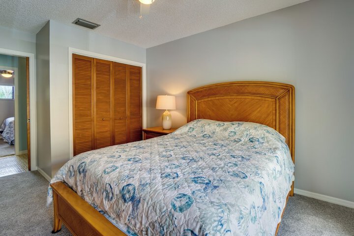 Walk to Restaurants: Downtown Leesburg Townhome!