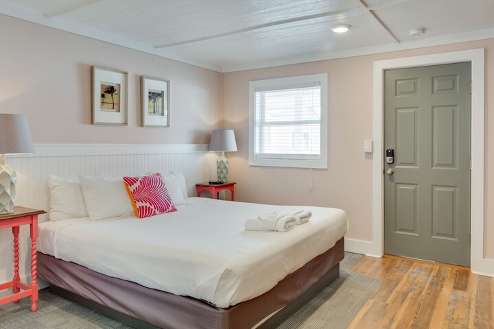 Room 42 of 77