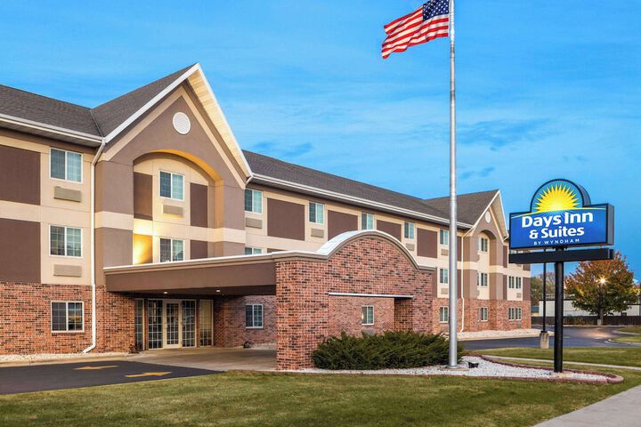 Days Inn & Suites by Wyndham Green Bay WI.