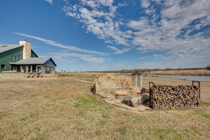 Game Room Fireplaces, On-site Lake! Kaufman Home