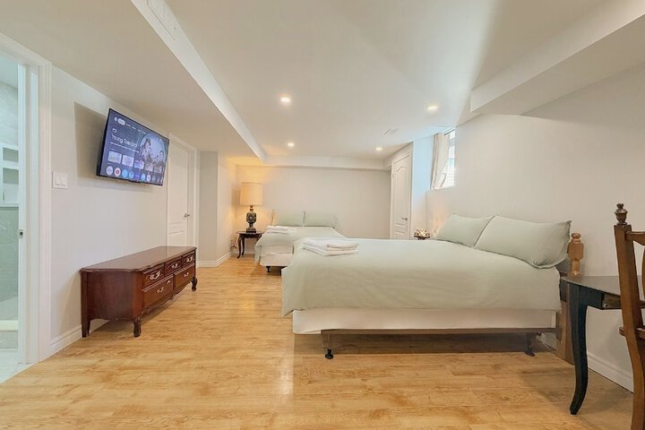 Cozy Rooms in Bright Walkout Suite - Newly Renovated 2026