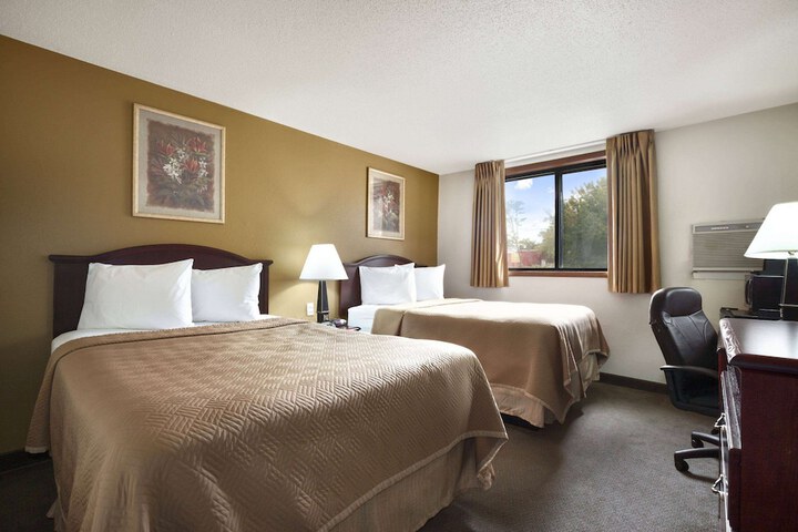 Travelodge by Wyndham La Porte / Michigan City Area