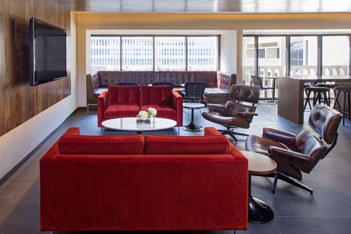 Lounge 98 of 105