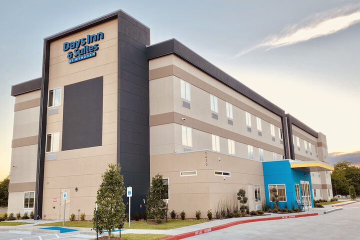 Days Inn & Suites by Wyndham Beaumont West / I-10 & Walden