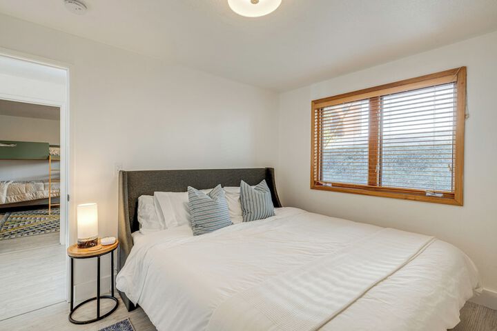 Oceanside Escape w / Stunning Views: Walk to Beach!