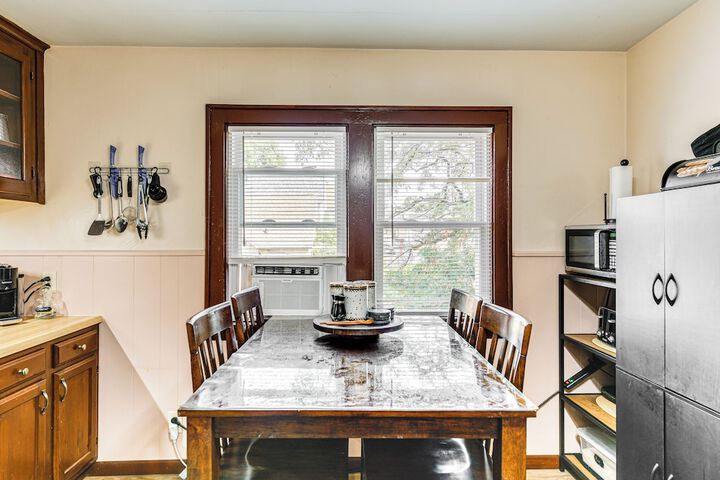 Apartment 1 Mi to Buffalo Botanical Gardens!